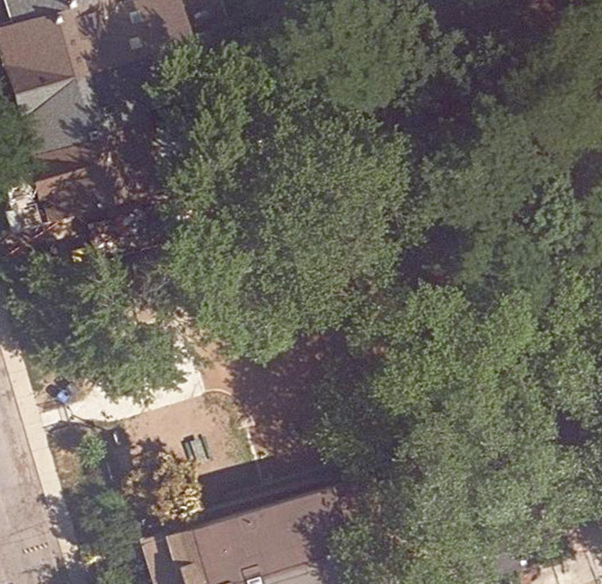 Tiverton Avenue Parkette — site photograph