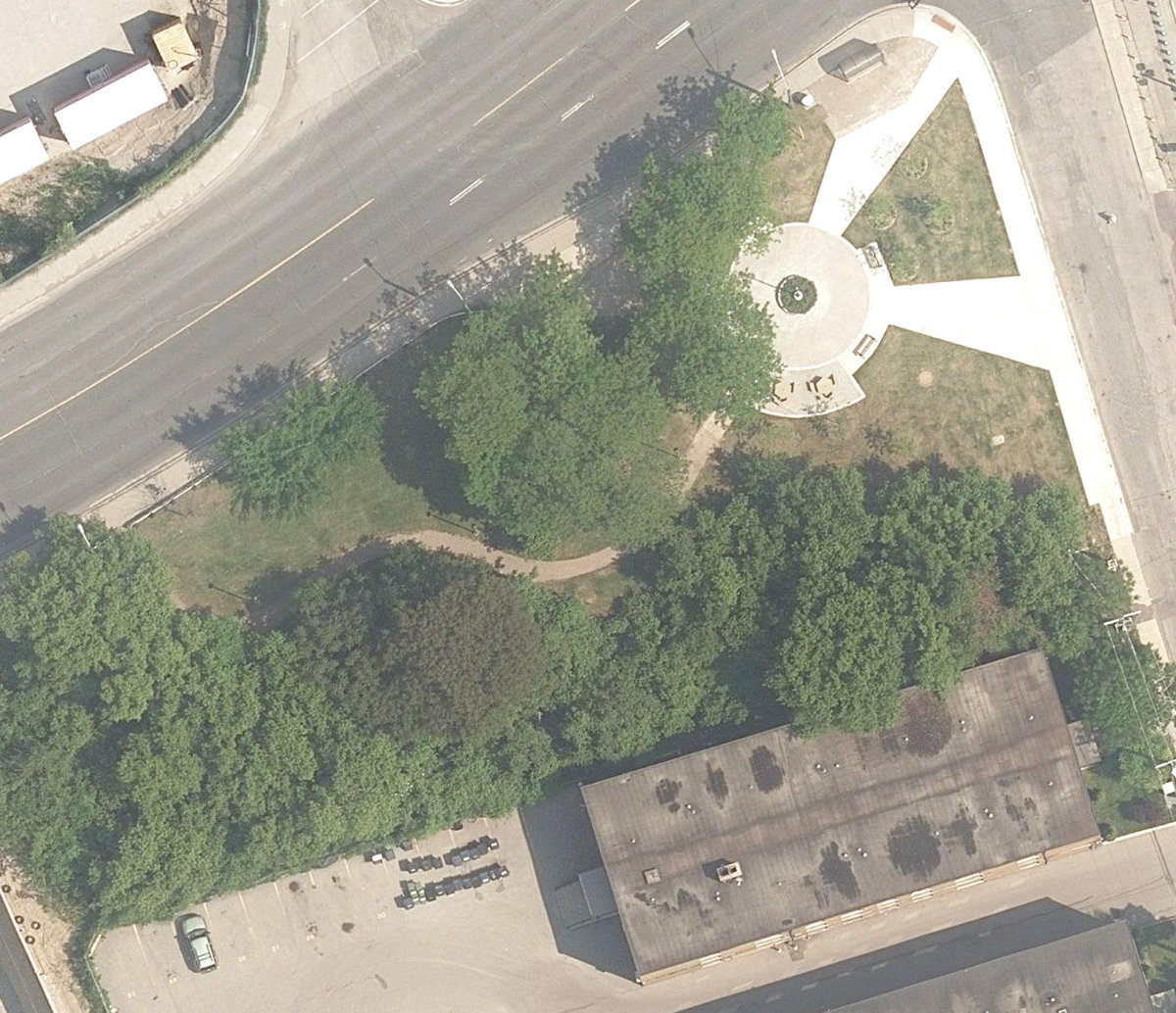 Eglinton - Gilbert Parkette — site photograph