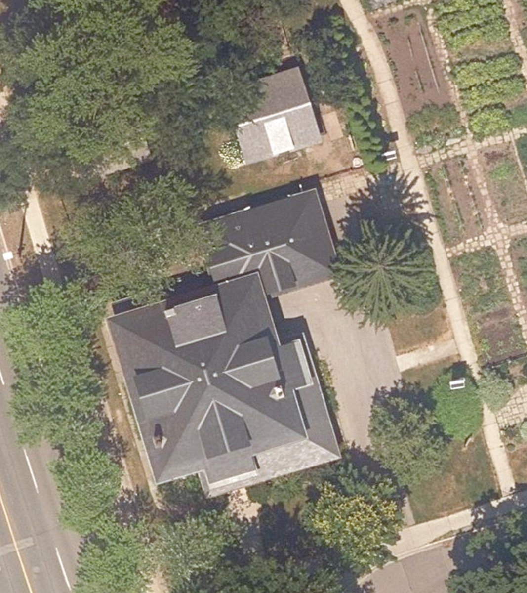 JOHN MCKENZIE HOUSE - Building Grounds — site photograph