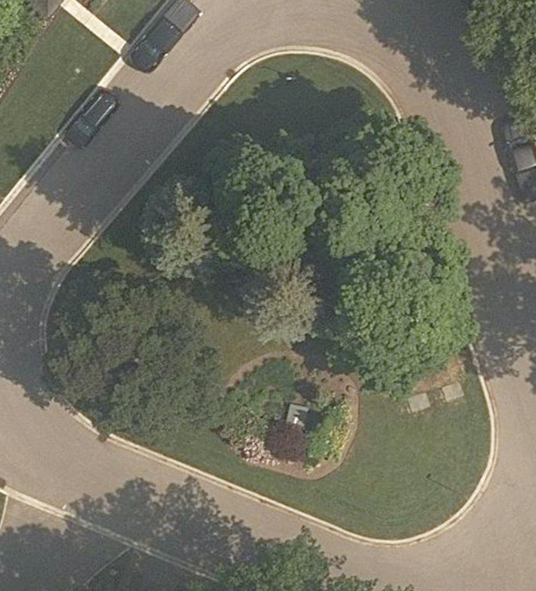 Edenbrook Hill Traffic Island — site photograph