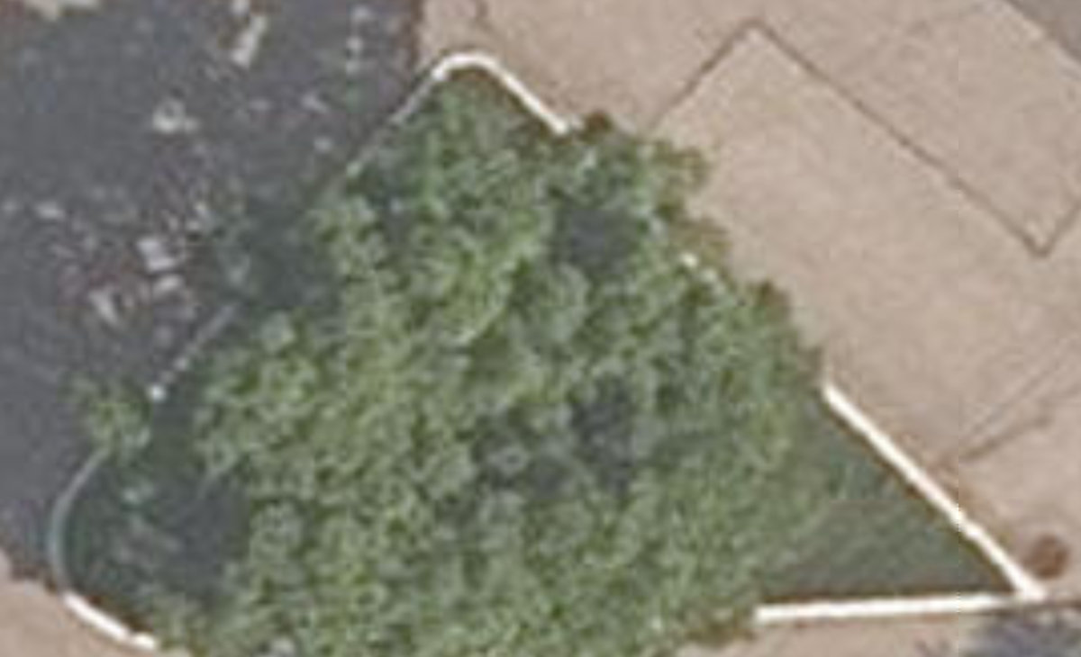 River Valley Cres Traffic Island — site photograph