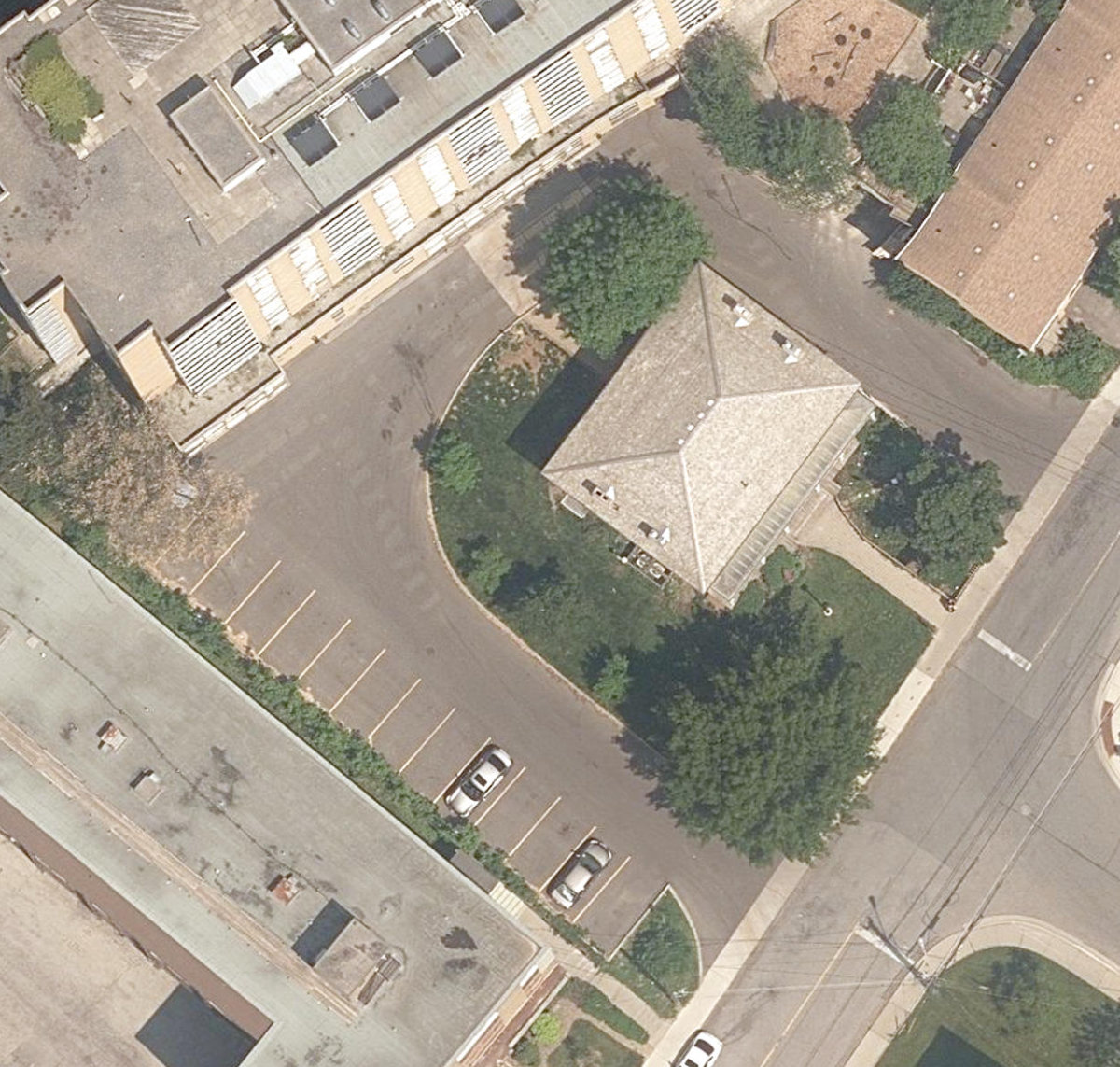 LAMBTON HOUSE - Building Grounds — site photograph