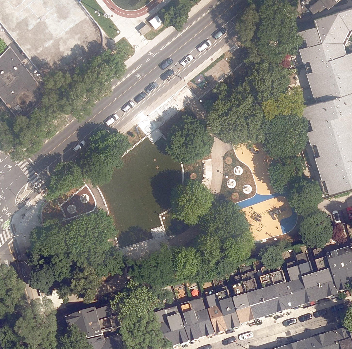 Sumach - Shuter Parkette — aerial / top-down view