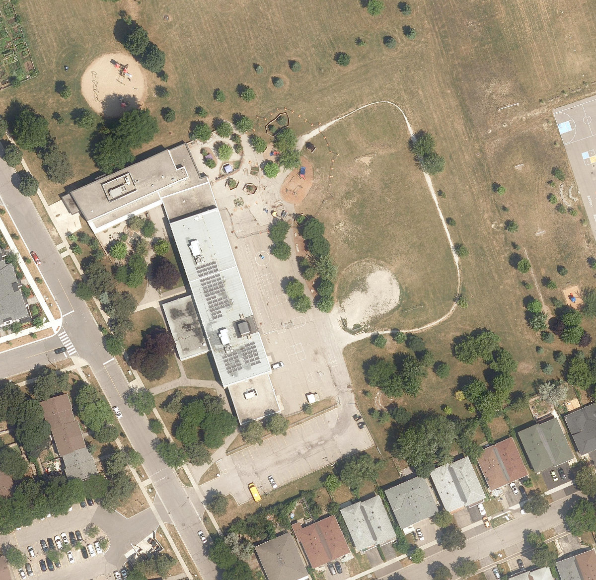 CHESTER LE JUNIOR ELEMENTARY SCHOOL - Building Grounds — site photograph